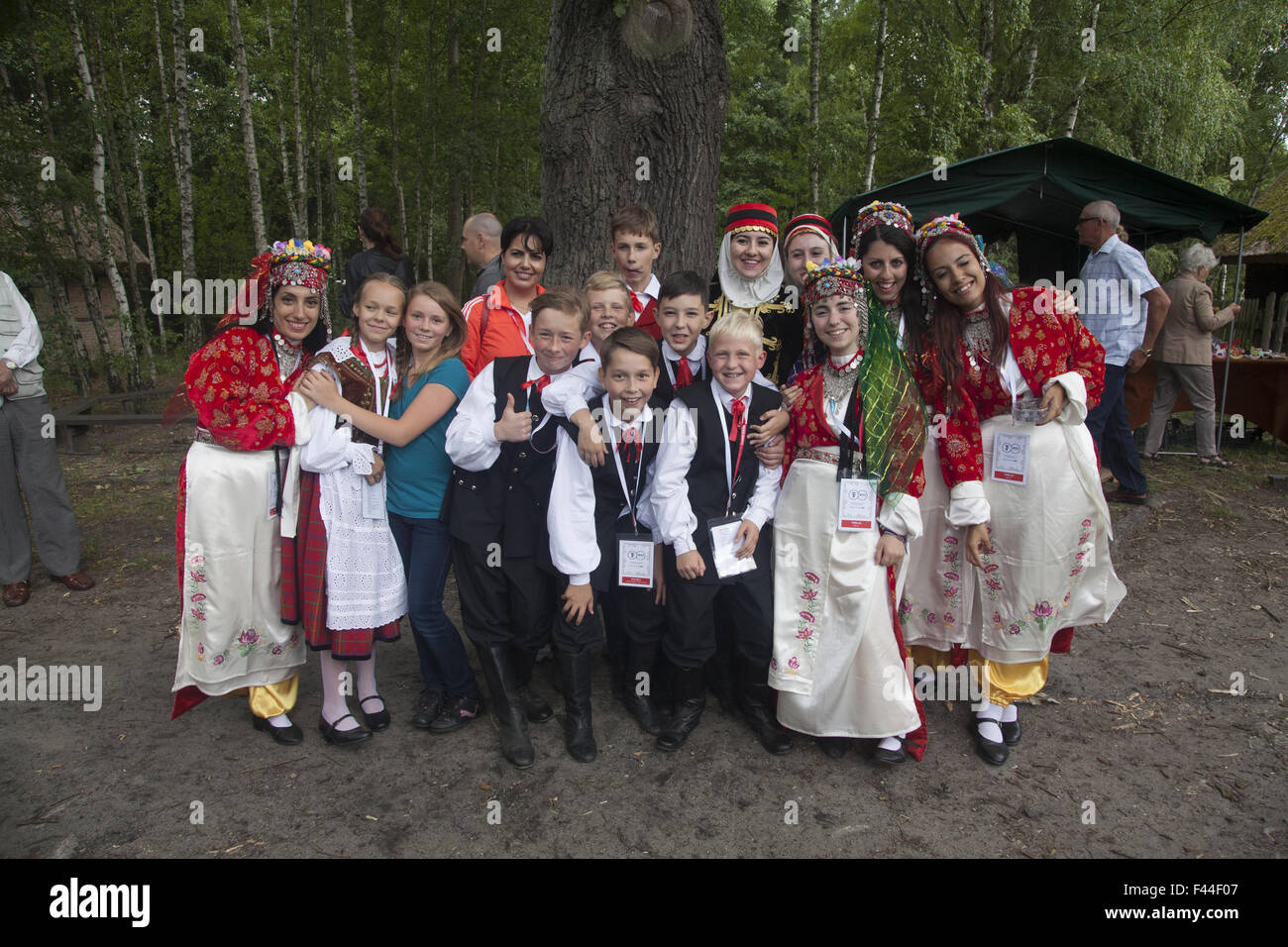 Danzatori provenienti da vari paesi in un international folk arts festival pongono insieme nei pressi di Zielona Gora, Polonia. Foto Stock
