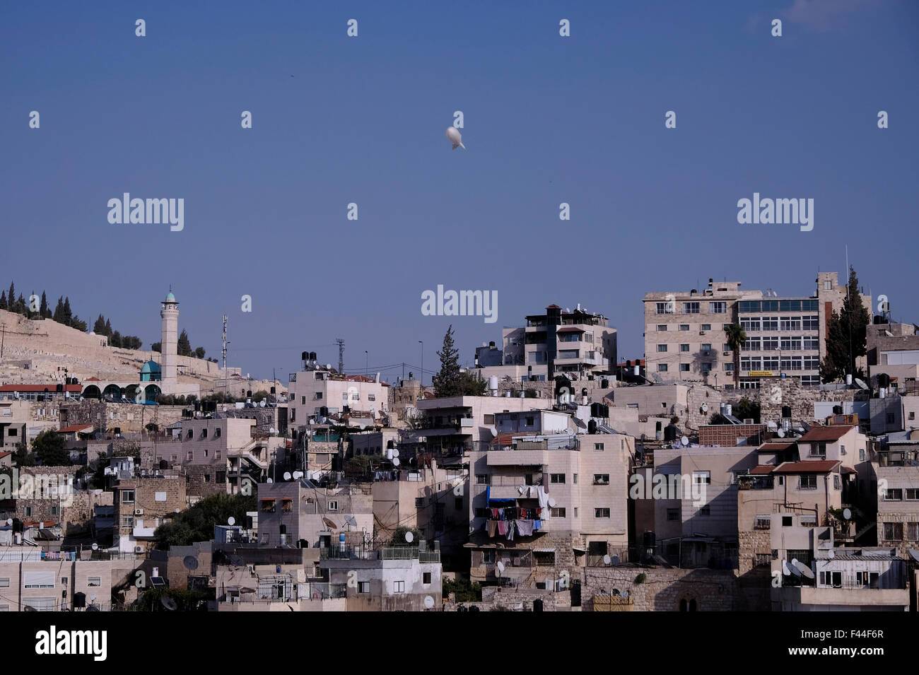 Un israeliano la vigilanza della polizia palloncino è visto volare oltre Ras al-Amud un quartiere palestinese si trova a sud-est della città vecchia di Gerusalemme Est, Israele Foto Stock
