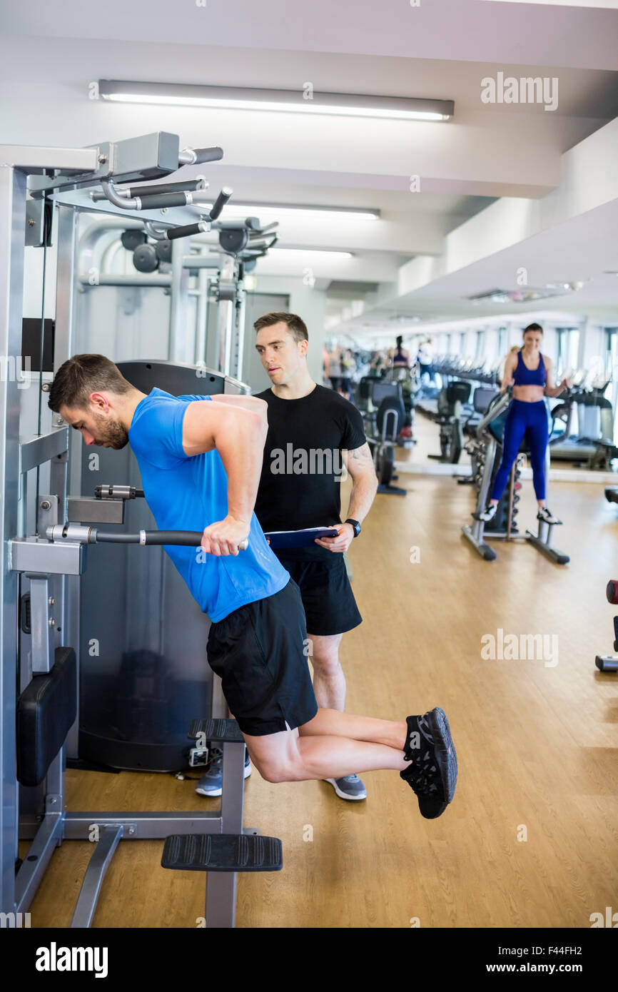 Montare l'uomo che lavora fuori con trainer Foto Stock