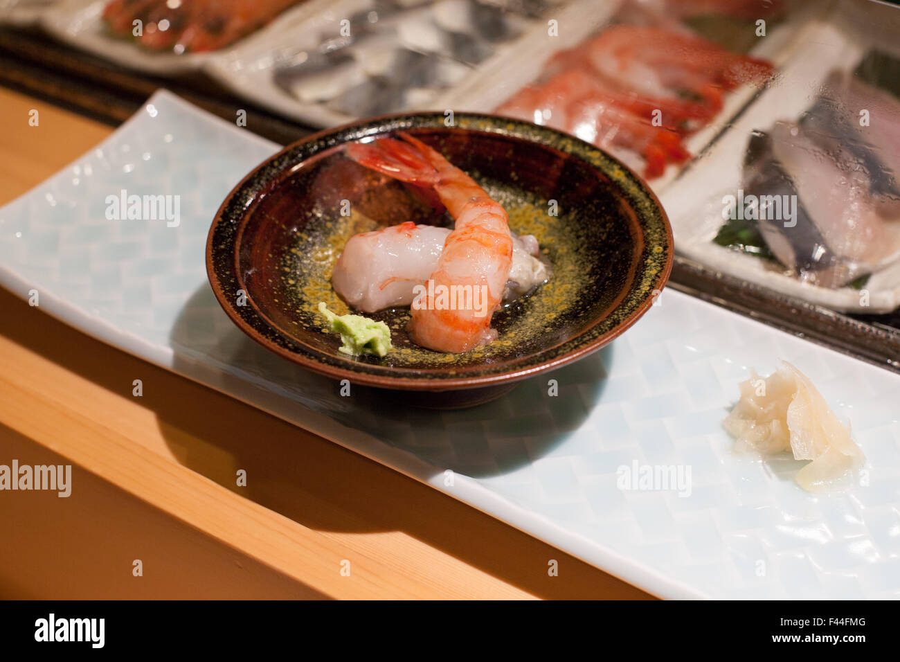 Ebi gamberi sushi sashimi wasabi e zenzero su una piastra Foto Stock