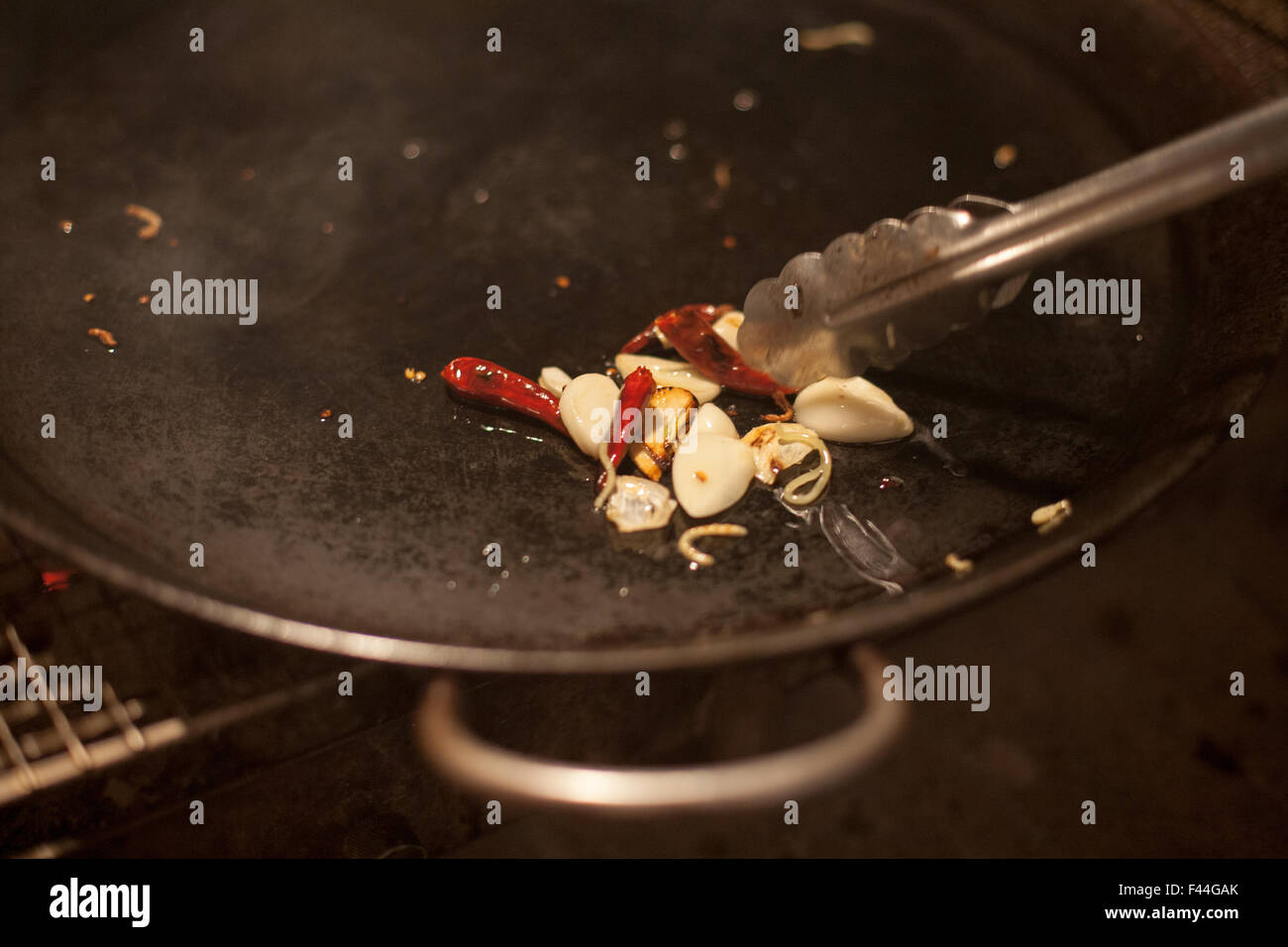 Aglio e il peperoncino rosso in un wok padella Foto Stock