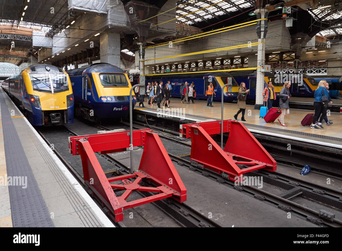 Passeggeri presso la stazione ferroviaria di Paddington, Londra England Regno Unito Regno Unito Foto Stock