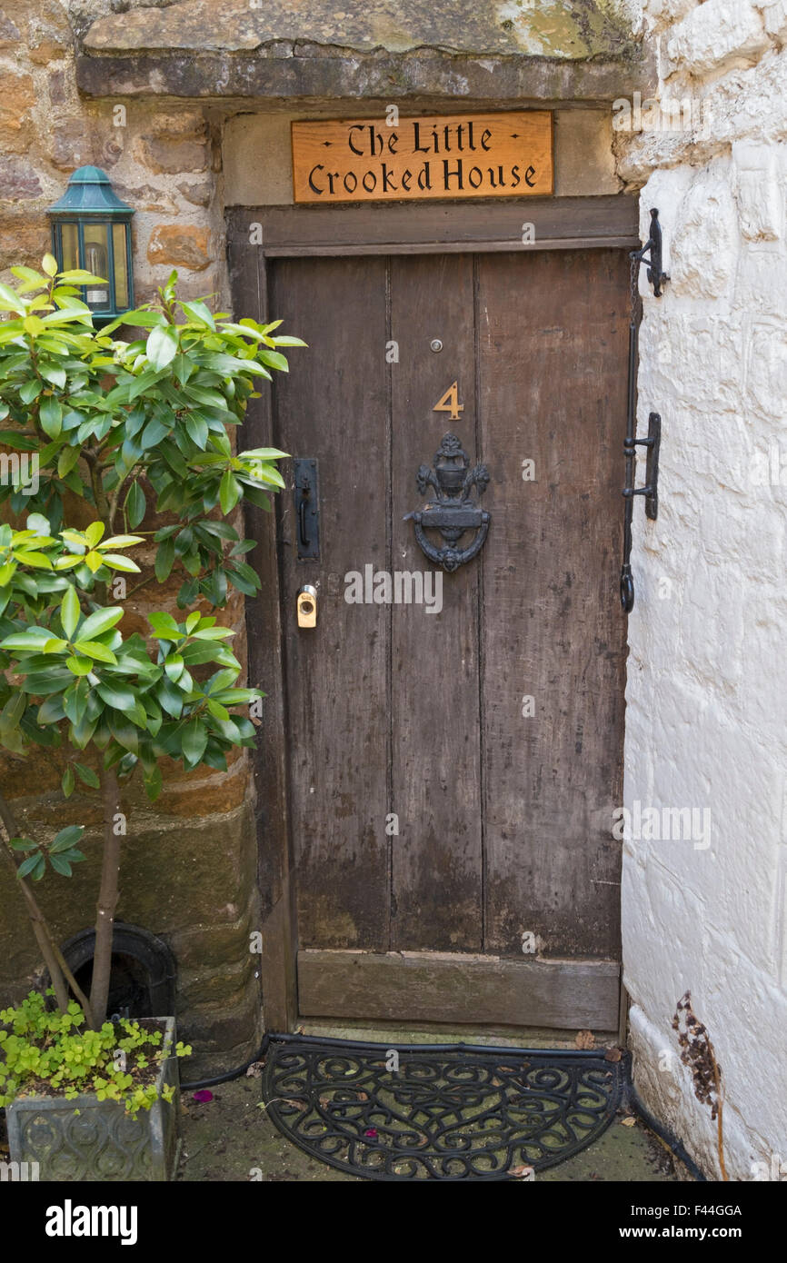 Vecchio, legno, rovere, anteriore, cottage porta a "Il Piccolo Crooked House' a Uppingham, Rutland, Inghilterra, Regno Unito. Foto Stock