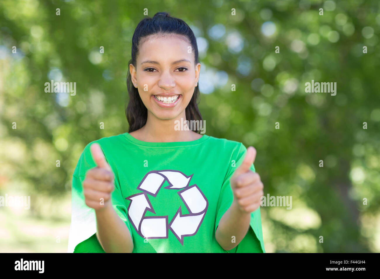 Felice attivista ambientale nel parco Foto Stock