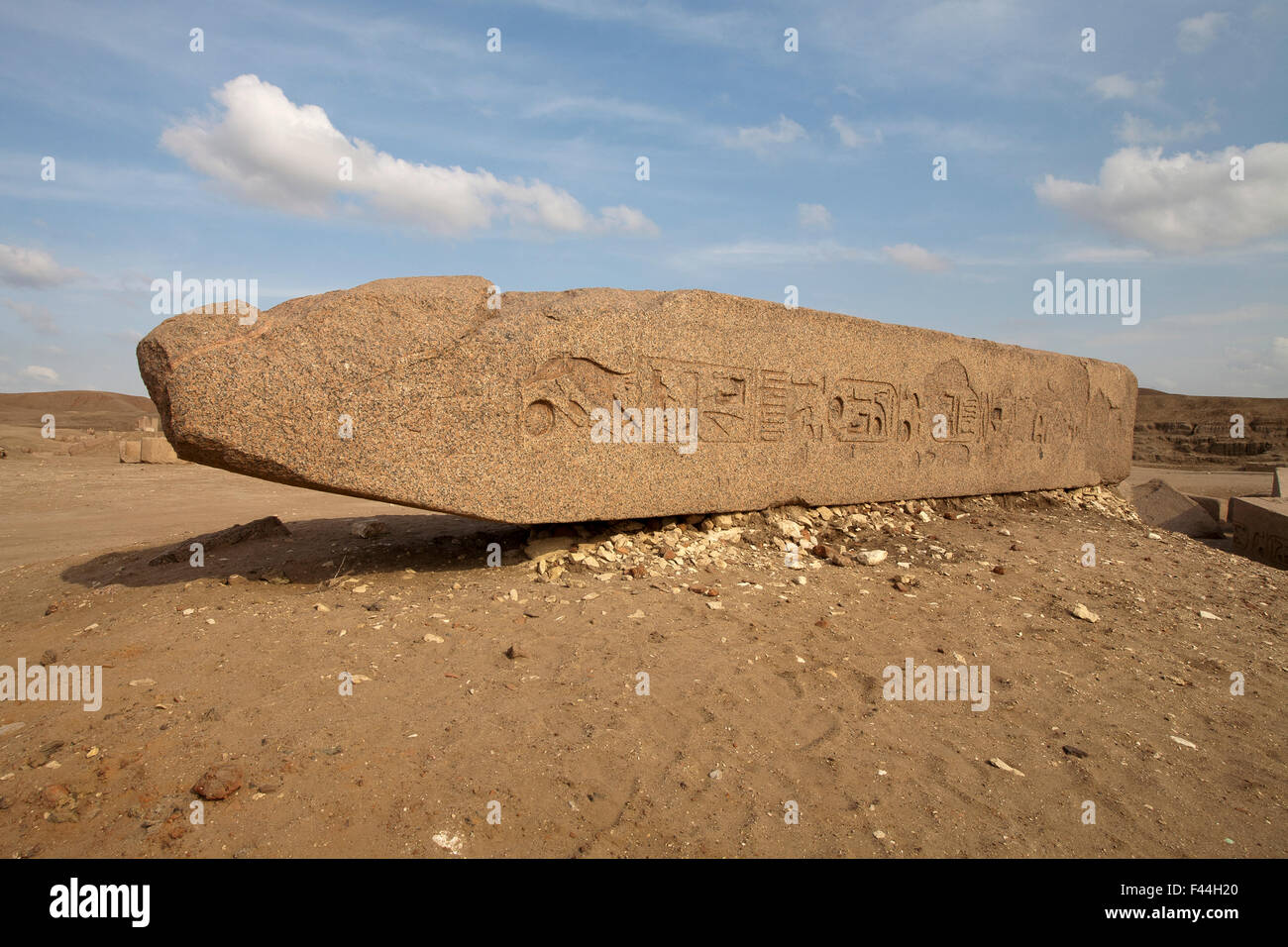 Obelisco rotto in corrispondenza del sito di Tanis, San el-Hagar nel nord orientale del delta del Nilo di Egitto Foto Stock