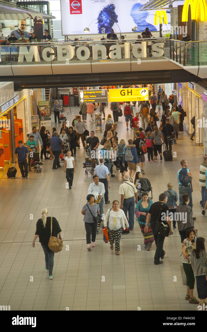 I viaggiatori all'interno di Schiphol International Airport in Amsterdam, Paesi Bassi Foto Stock