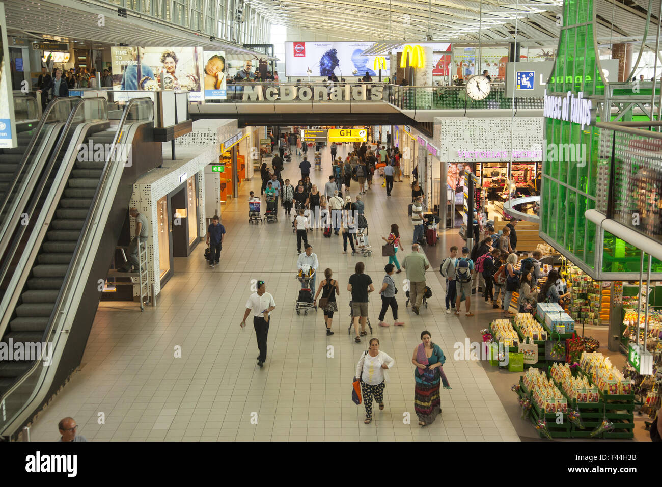 I viaggiatori all'interno di Schiphol International Airport in Amsterdam, Paesi Bassi Foto Stock