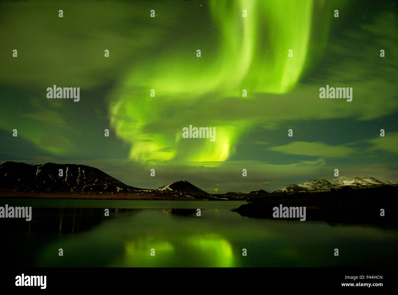 Aurora Boreale visualizzare sul fiordo di notte, West Islanda, Gennaio 2013 Foto Stock