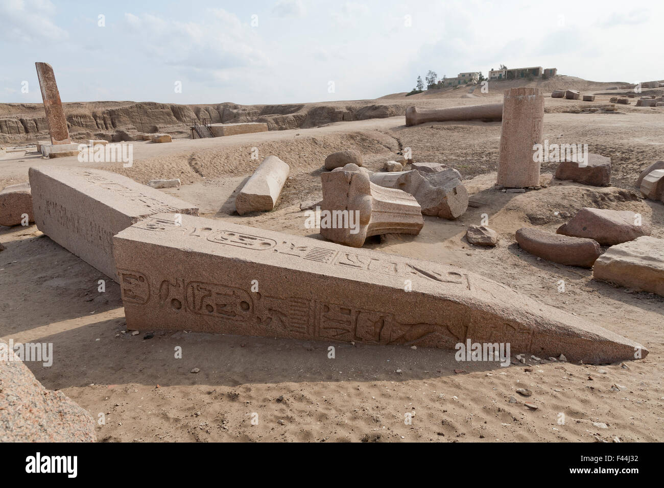Obelisco rotto in corrispondenza del sito di Tanis, San el-Hagar nel nord orientale del delta del Nilo di Egitto Foto Stock
