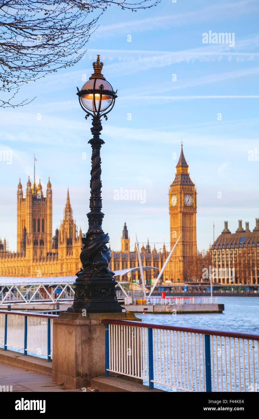 Panoramica di Londra con la torre dell'orologio Foto Stock