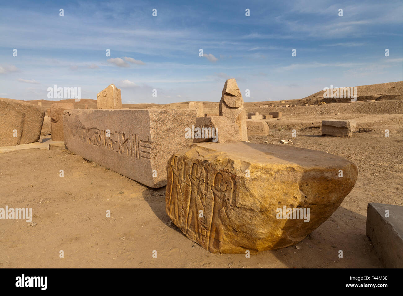 Obelisco rotto in corrispondenza del sito di Tanis, San el-Hagar nel nord orientale del delta del Nilo di Egitto Foto Stock