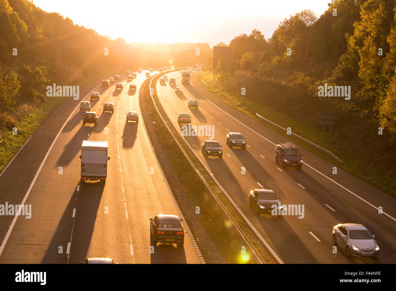 M42 Autostrada vicino Alvechurch, UK. 14 ottobre, 2015. Impegnative condizioni di luce sull'autostrada M42 vicino Alvechurch per West bound Rush Hour driver come l'impostazione sole autunnale riguarda la visibilità. Credito: Paolo weston/Alamy Live News Foto Stock