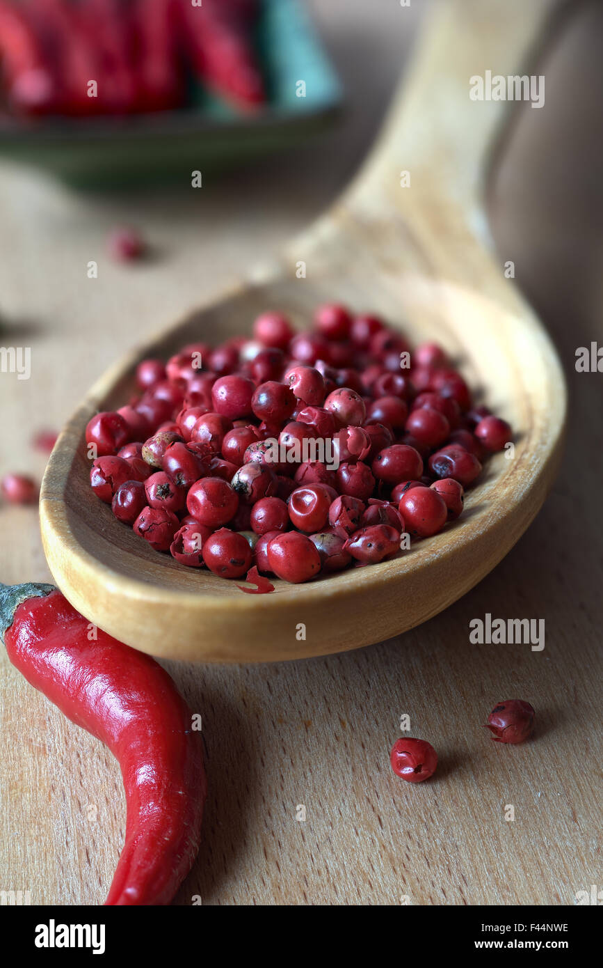 Peperone rosso su un cucchiaio di legno Foto Stock