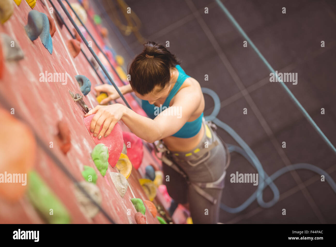 Donna salendo su una parete rocciosa Foto Stock