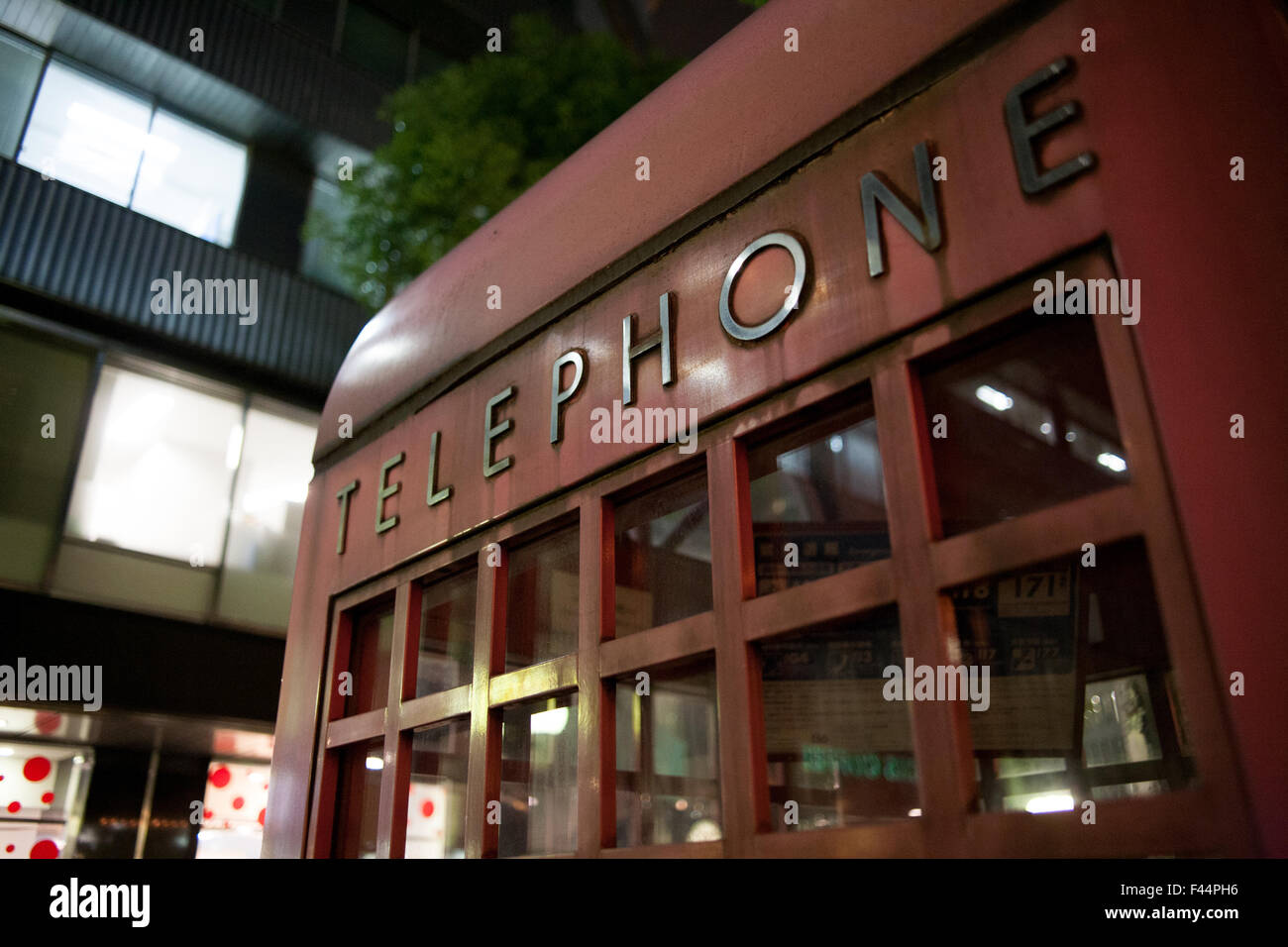 Telefono rosso telefono stand lettere in metallo spazzolato Foto Stock