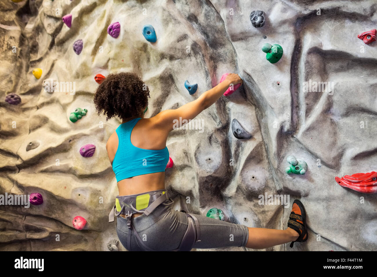 Montare donna arrampicata indoor Foto Stock
