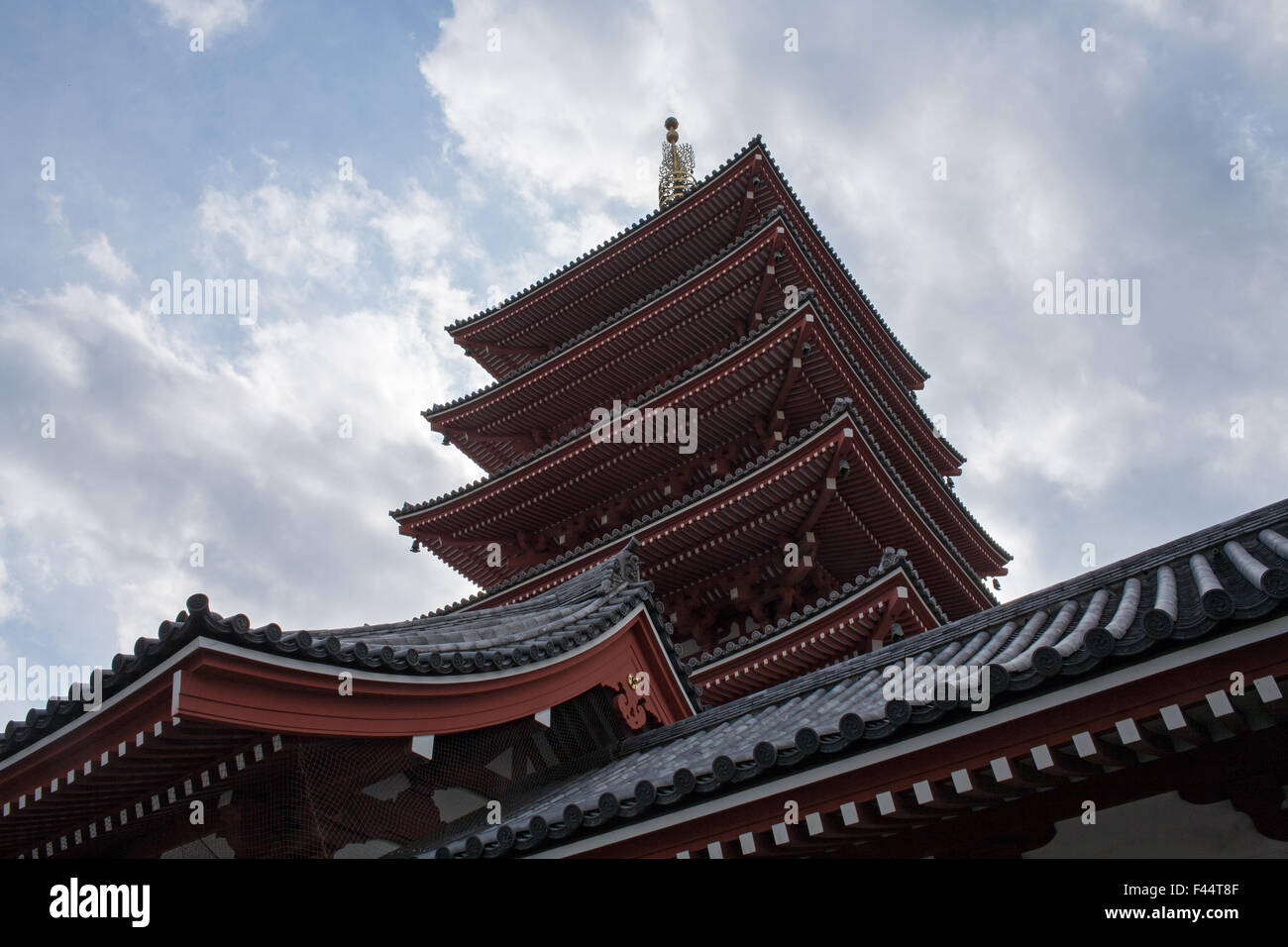 Pagoda rosso e nero tetto di tegole nuvole cielo blu vista laterale Foto Stock