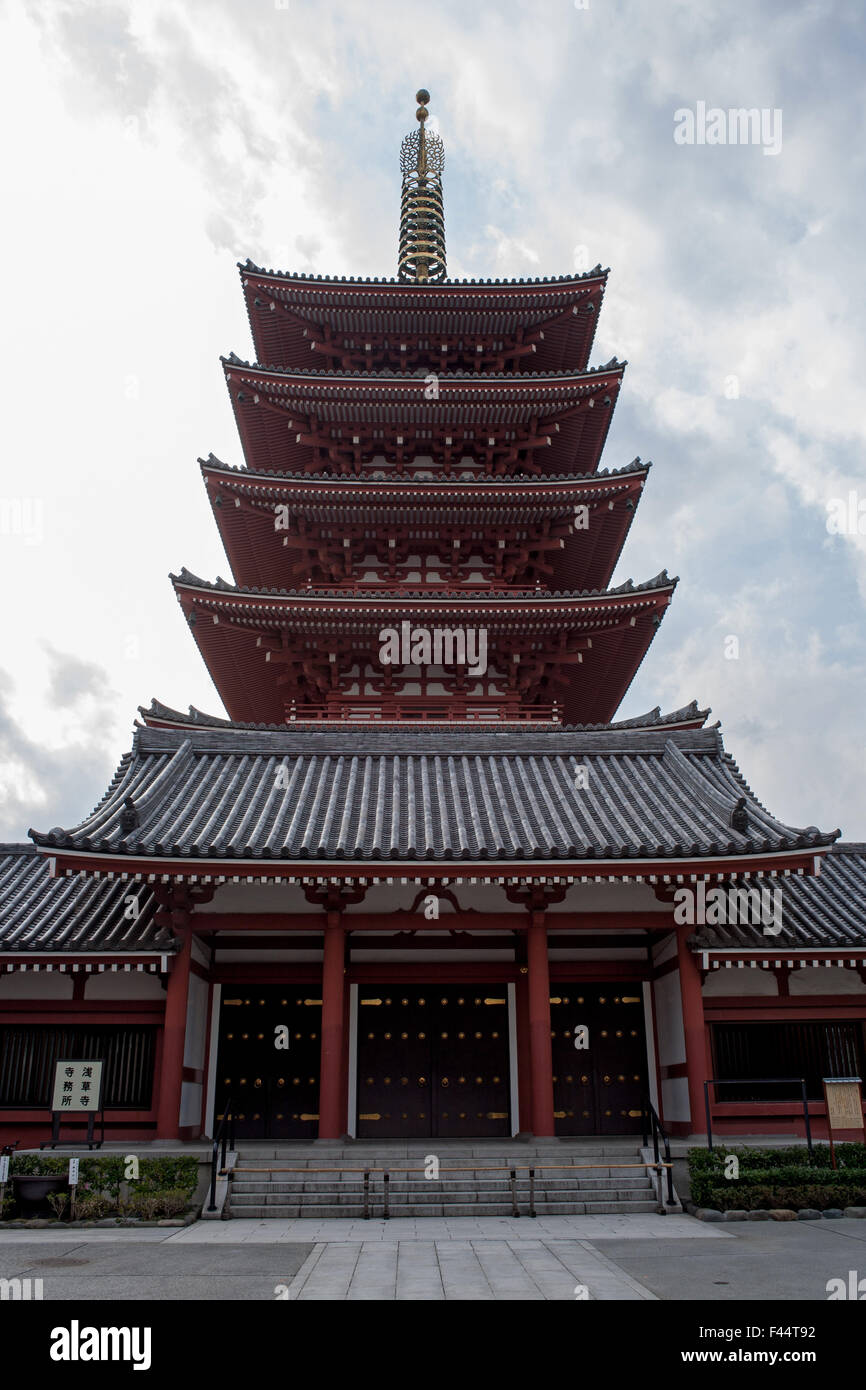 Pagoda rossa e piastrelle nere nubi del tetto blu cielo Foto Stock