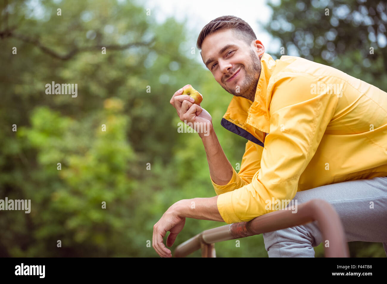 Montare l'uomo mangiare un Apple Foto Stock