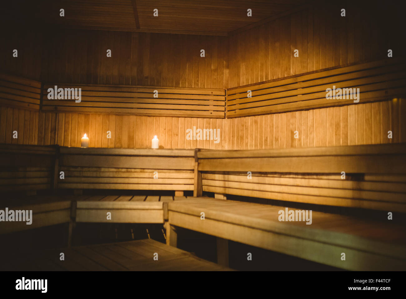 Una sauna con candele accese Foto Stock