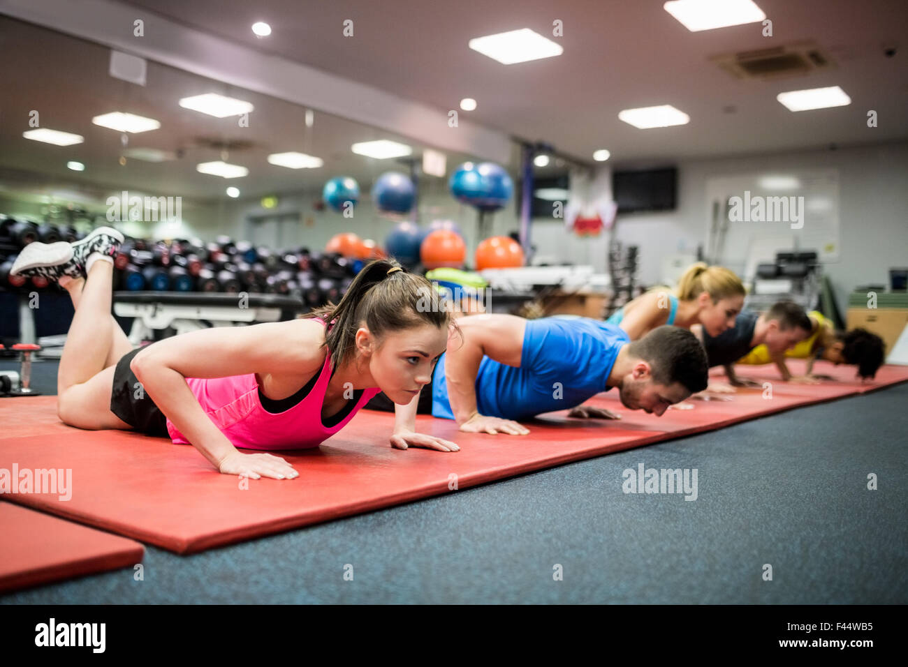 Montare le persone che lavorano nella classe di fitness Foto Stock