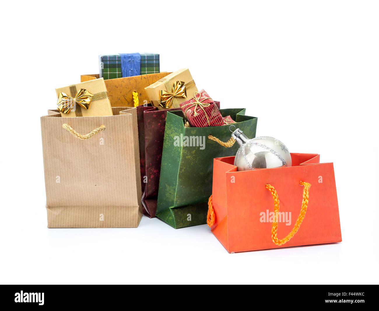 La carta natale borse per lo shopping con i regali di natale e argento palla di Natale girato su sfondo bianco Foto Stock