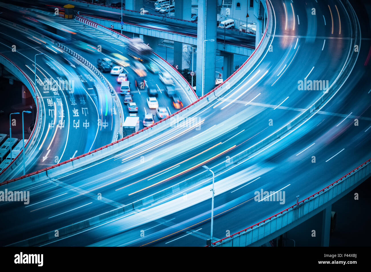 Il traffico della città sul viadotto Foto Stock