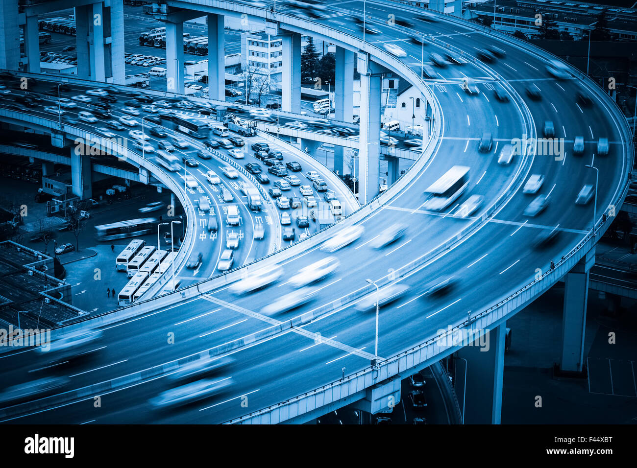 Il traffico intenso su bridge approach Foto Stock