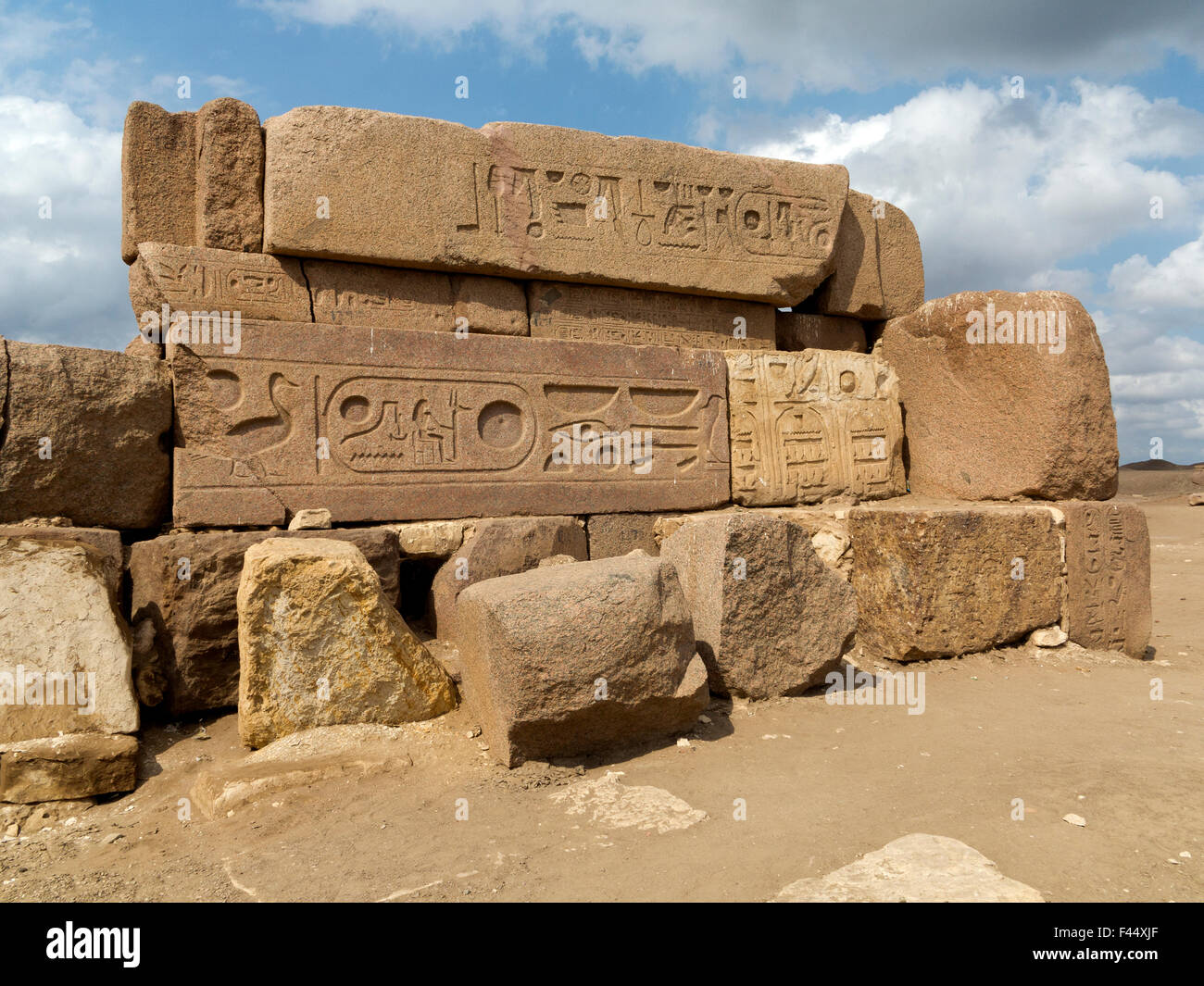 Blocchi sovrapposti in corrispondenza del sito di Tanis, San el-Hagar nel nord orientale del delta del Nilo di Egitto Foto Stock