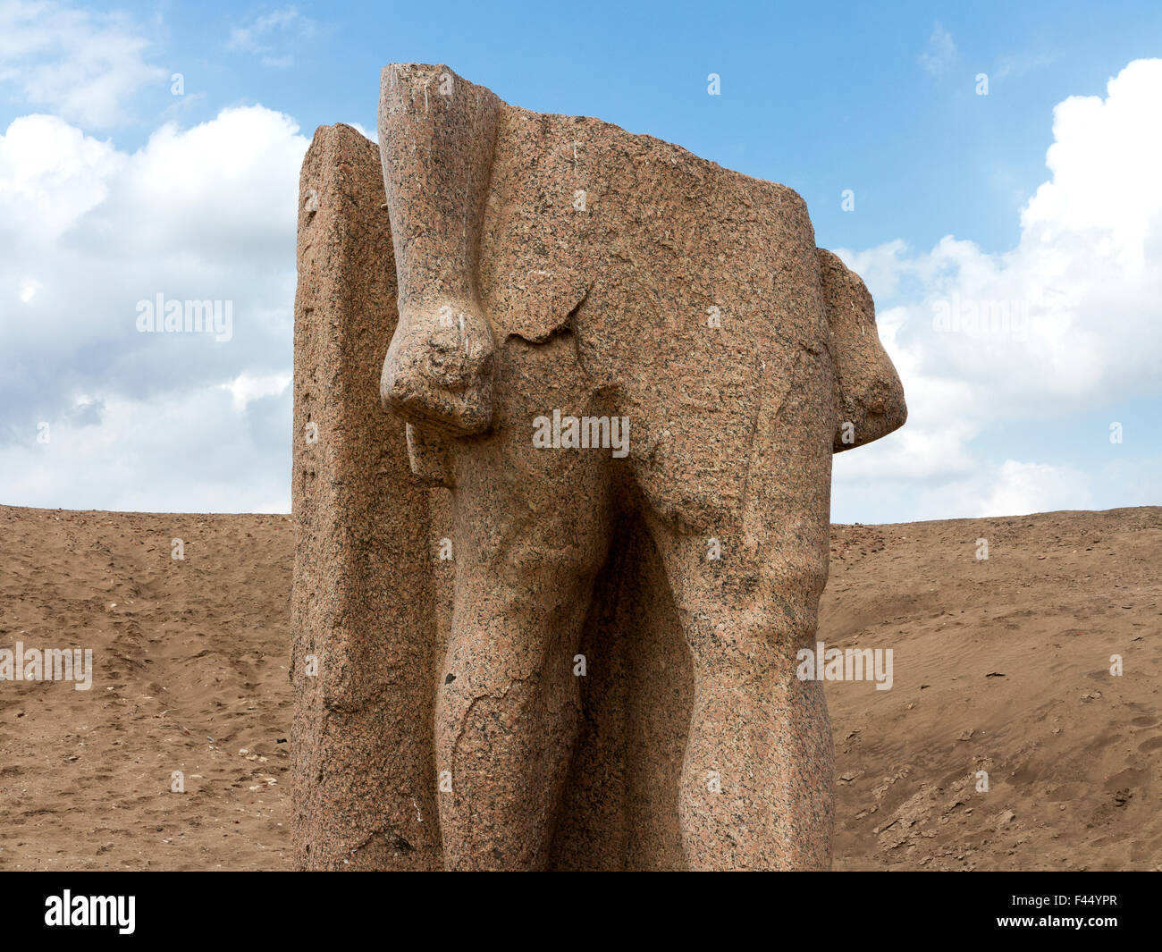 Rotto statua in corrispondenza del sito di Tanis, San el-Hagar nel nord orientale del delta del Nilo di Egitto Foto Stock