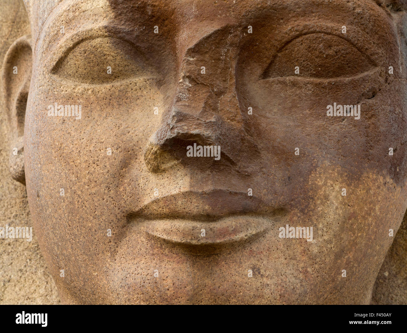 Close up della statua di Amenhotep IIIThe sito di Tanis, San el-Hagar nel nord orientale del delta del Nilo di Egitto Foto Stock