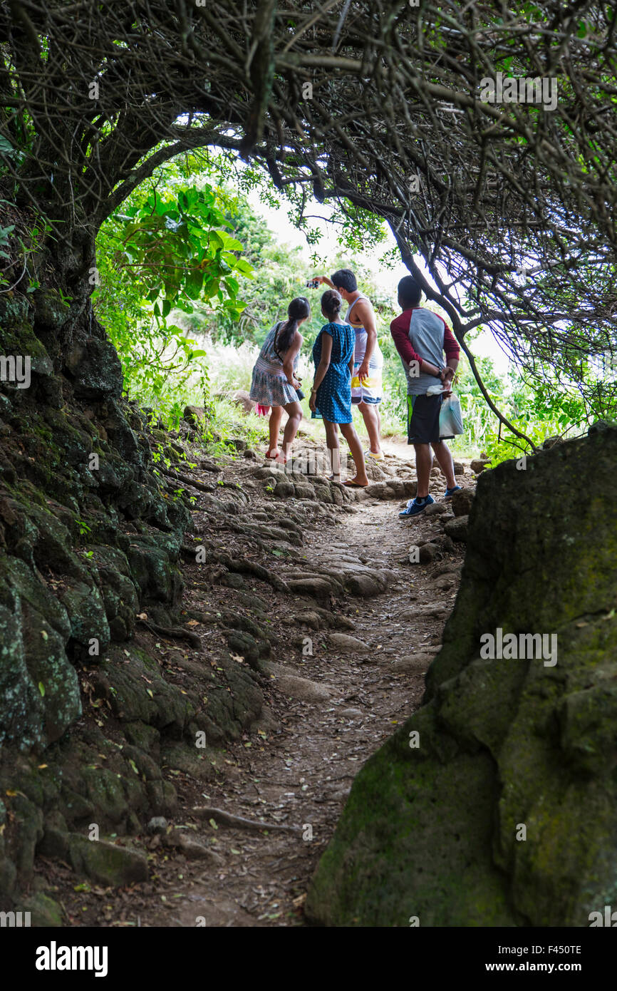 Gli escursionisti sul sentiero al punto Akoakoa, Polulu Valley, Big Island delle Hawai'i, Hawai'i, STATI UNITI D'AMERICA Foto Stock
