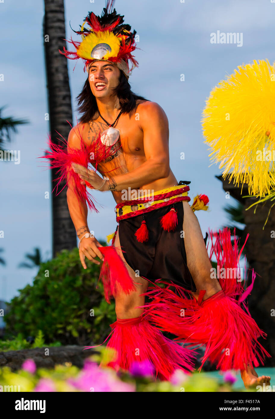 Nativo hawaiano maschio di eseguire la danza tradizionale a Lua, Big Island, Hawai'i, STATI UNITI D'AMERICA Foto Stock