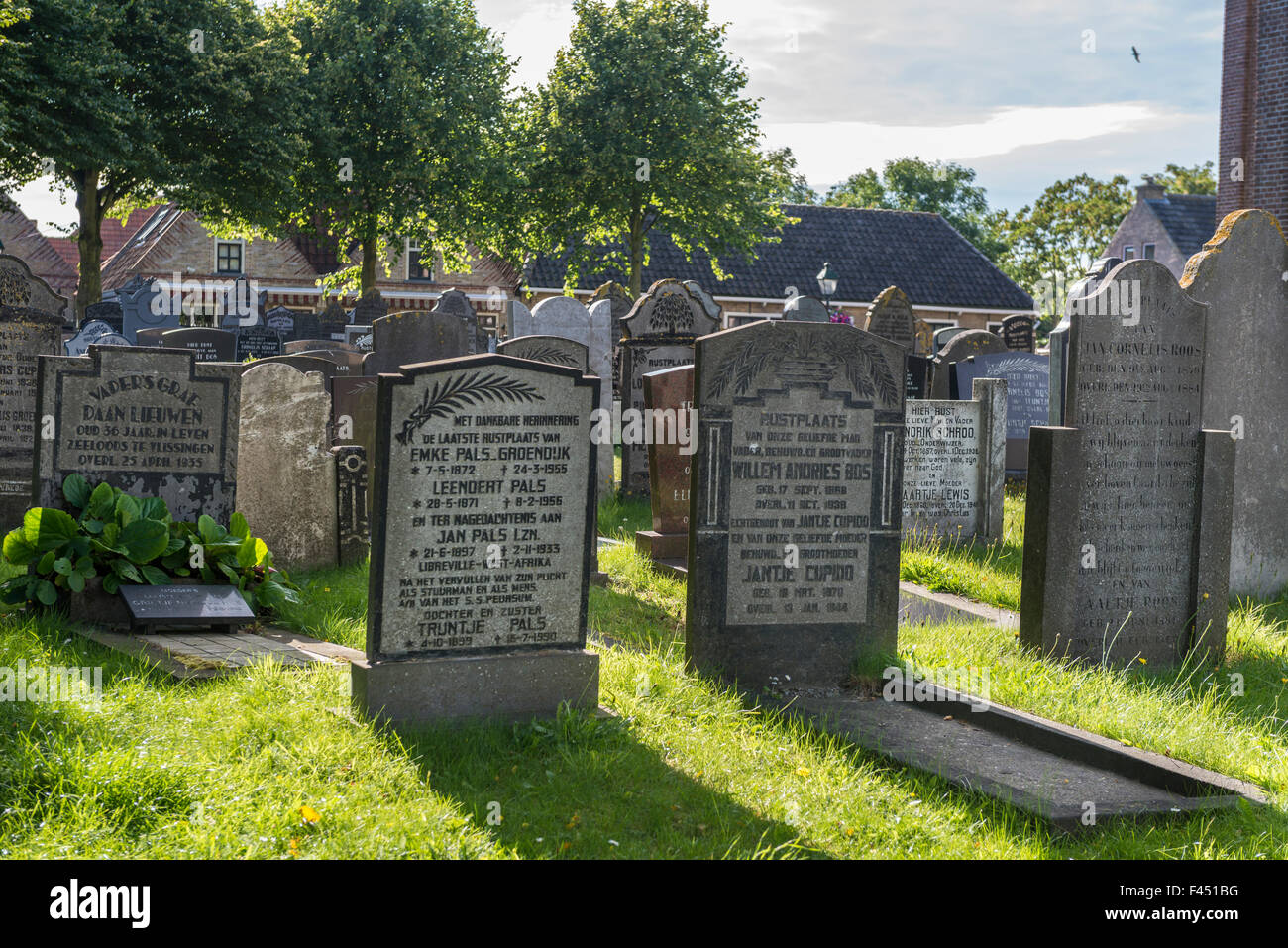 3 Luglio, 2014 chiesa riformata a Midsland, alcuni giorni tutta la comunità aiuta a sfalcio e pulizia del cimitero fuori. Iedere Foto Stock