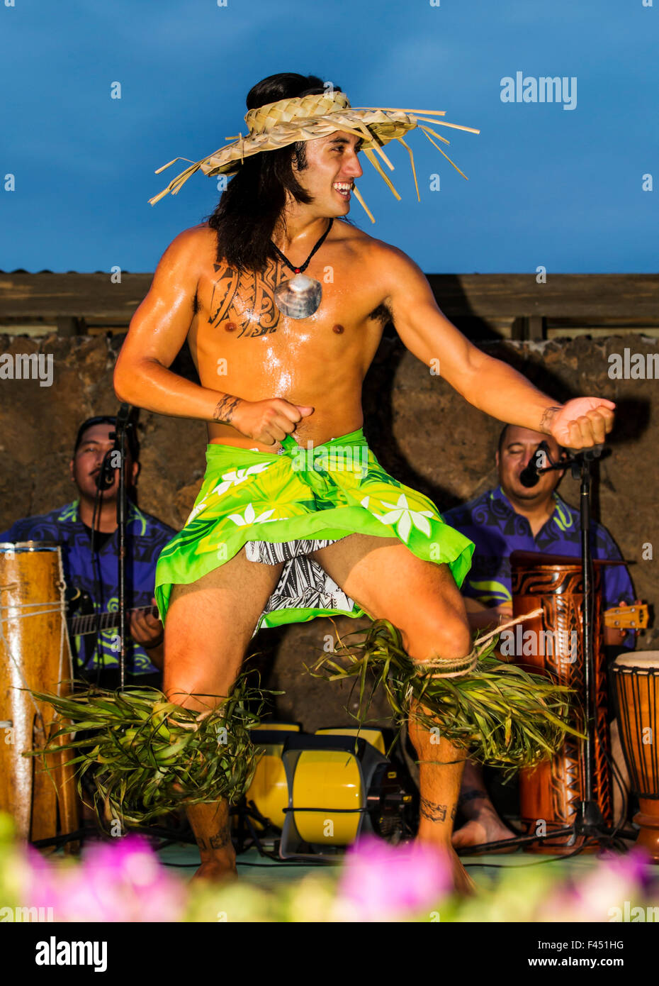 Nativo hawaiano maschio di eseguire la danza tradizionale a Luau, Big Island, Hawai'i, STATI UNITI D'AMERICA Foto Stock