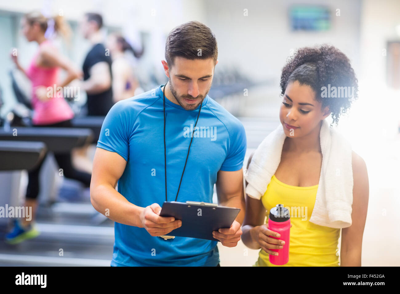 Montare la donna a parlare con il suo trainer Foto Stock