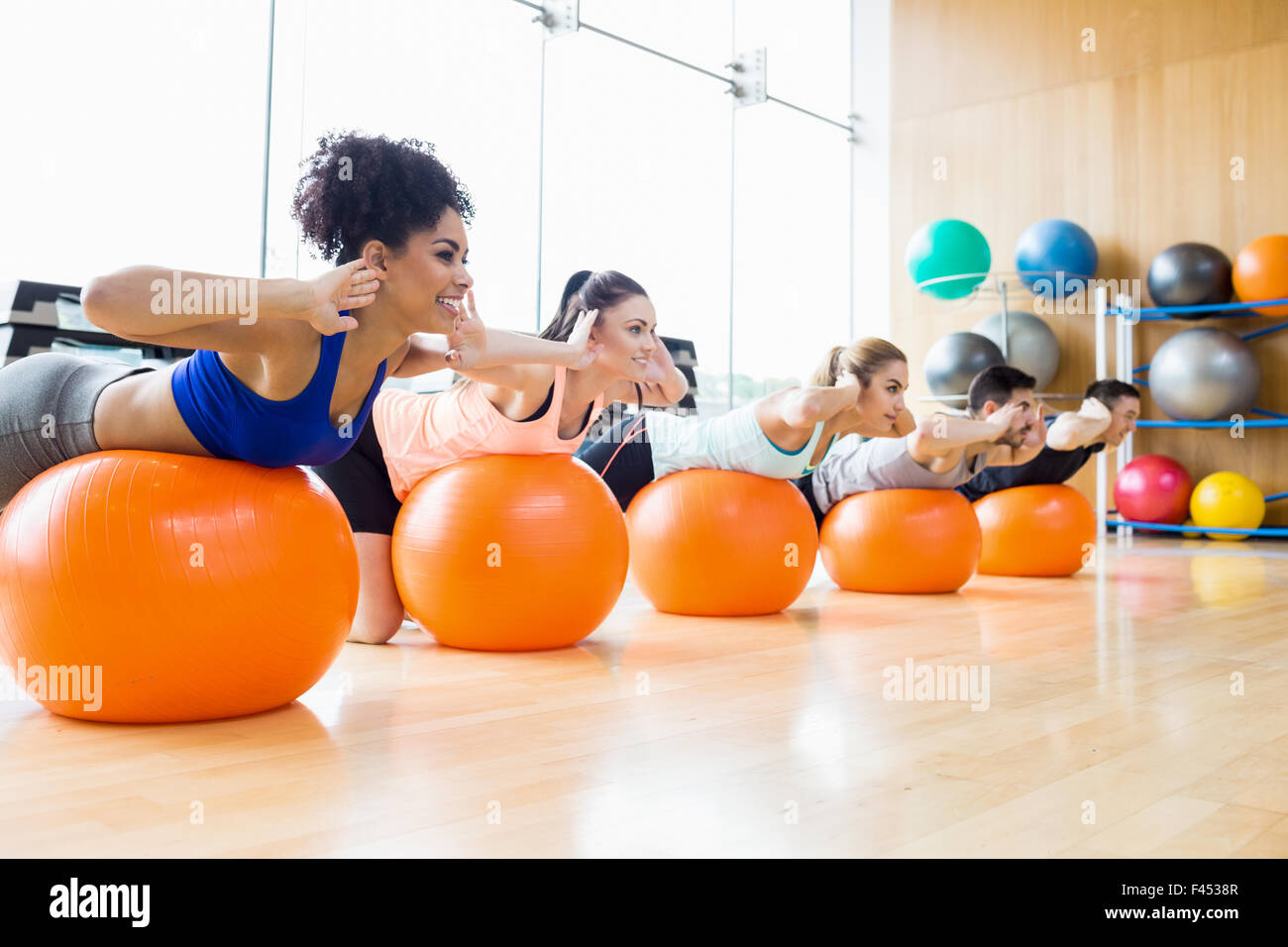 Lezione di fitness che esercitano in studio Foto Stock