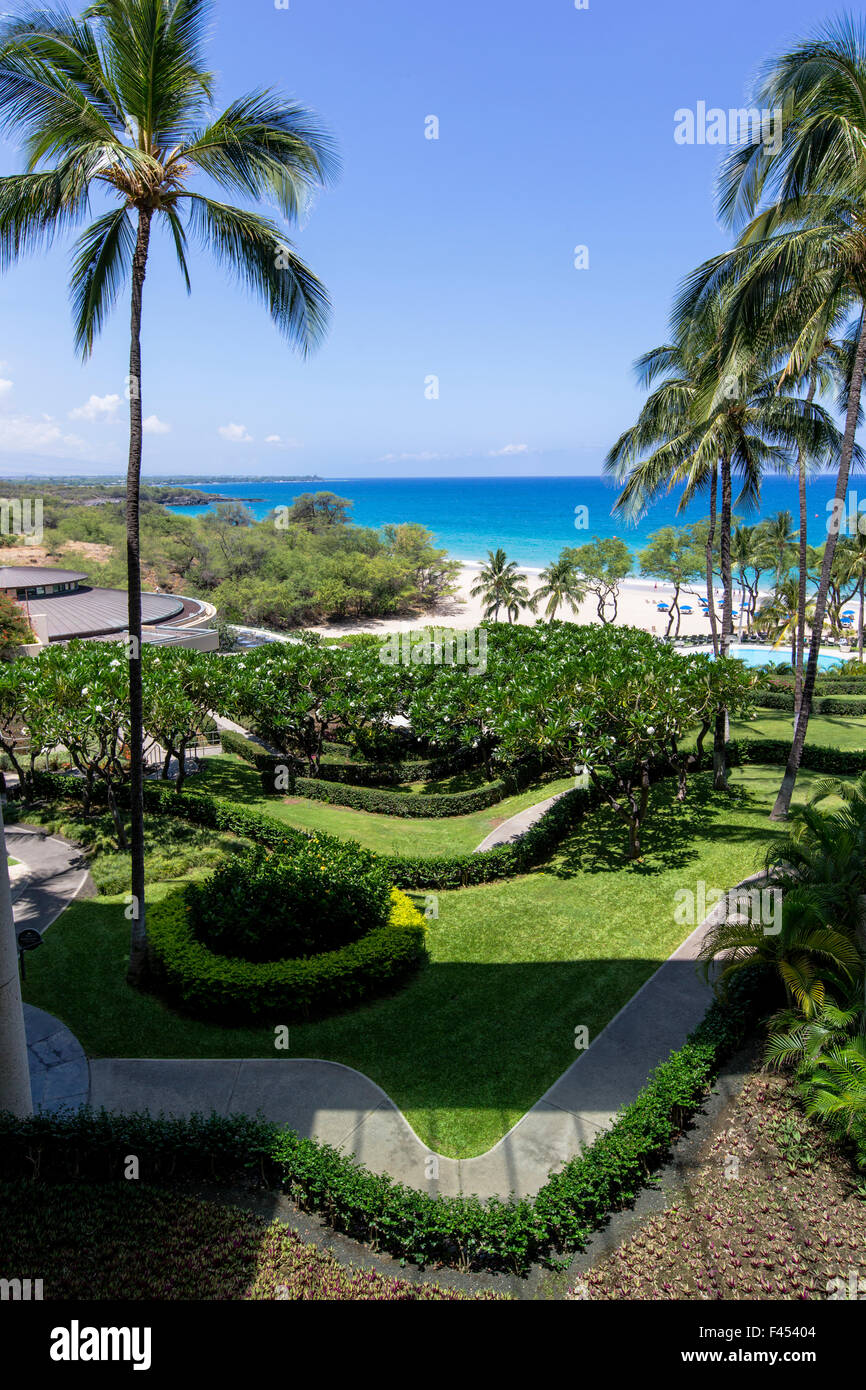 Vista esterna del upscale Hapuna Beach Prince Hotel & Golf Course, con spiaggia & oceano oltre, Kohala Coast, Hawai'i, STATI UNITI D'AMERICA Foto Stock