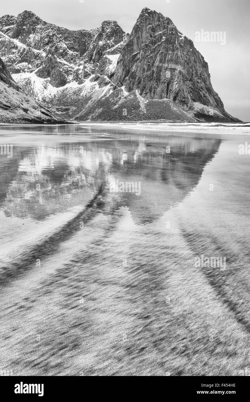 Montagne e spiaggia sabbiosa, Lofoten, Norvegia Foto Stock