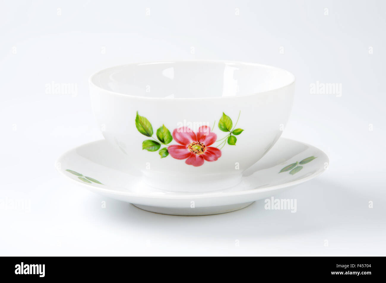 White tazza da tè con decorazioni floreali su sfondo bianco Foto Stock