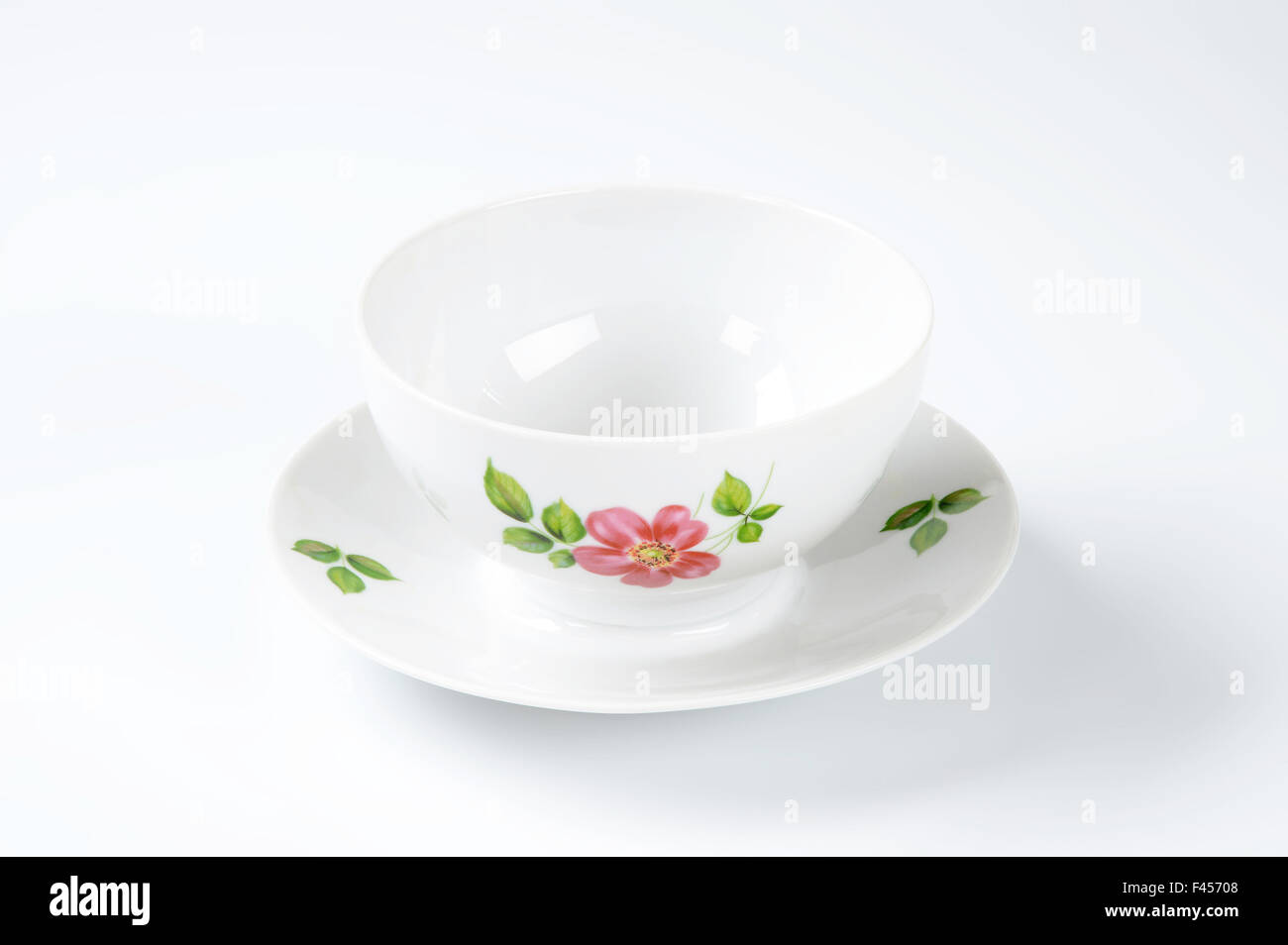 White tazza da tè con decorazioni floreali su sfondo bianco Foto Stock