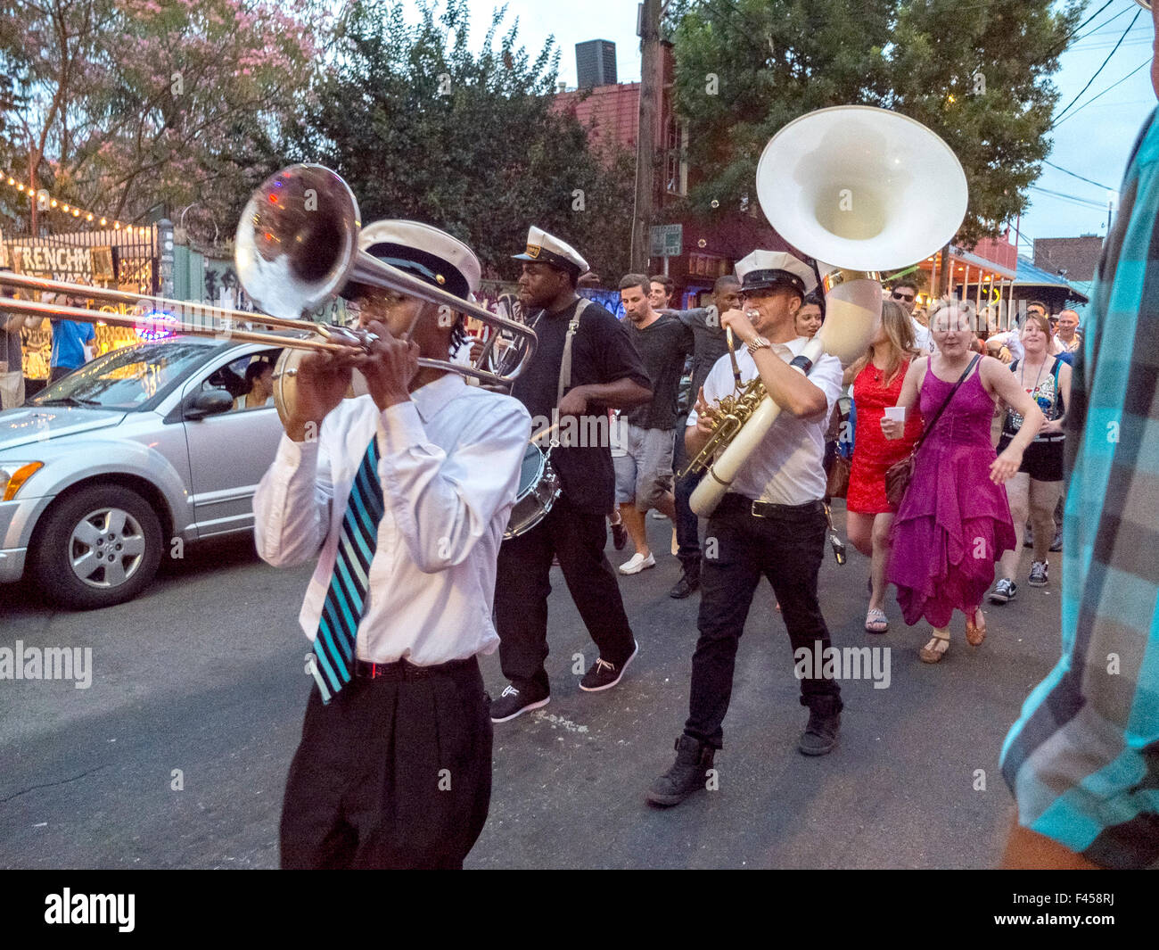 Sfilando i musicisti jazz su francesi Street a New Orleans condurre una festa di compleanno di gruppo. Foto Stock