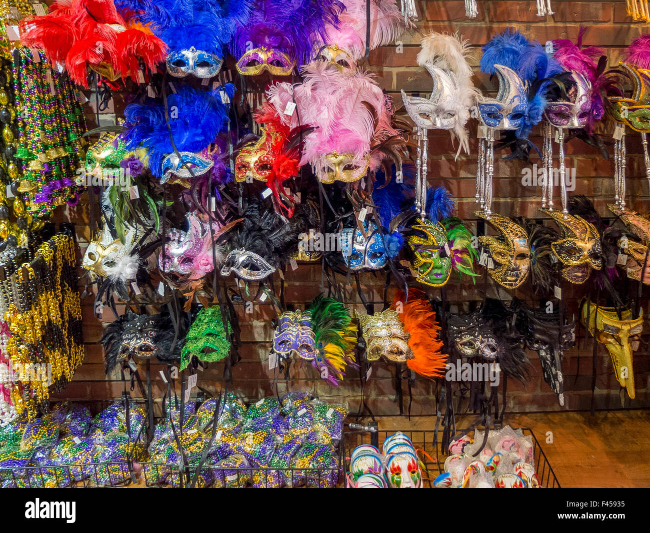Coloratissimo Mardi Gras maschere decorate con piume sono in mostra in una New Orleans shop. Foto Stock