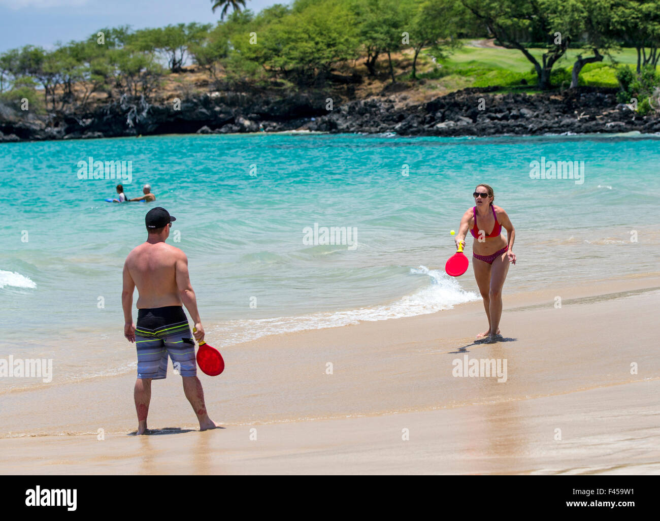 Giovane giocando paddleball, Hapuna Beach, Kohala Coast, Hawai'i, STATI UNITI D'AMERICA Foto Stock