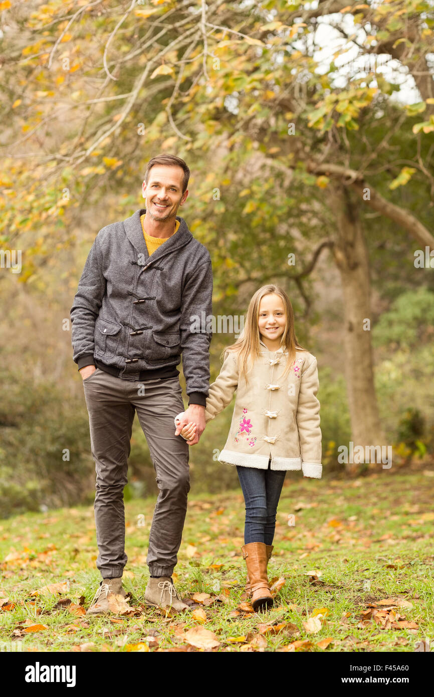Felice padre e figlia camminare insieme in posizione di parcheggio Foto Stock