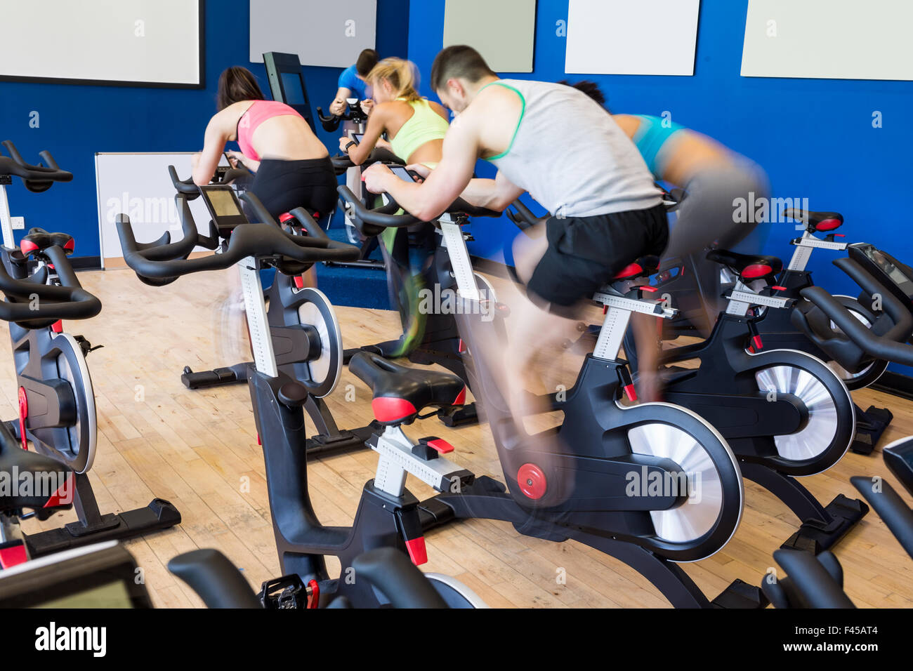 Montare la gente in una classe di spin Foto Stock
