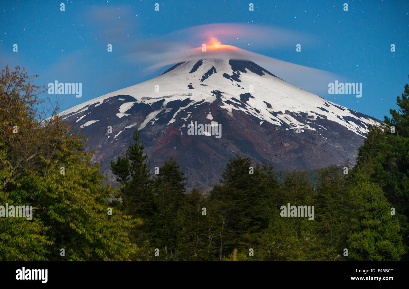 Volcan Villarrica, Araucania, Cile. Il Vulcano Villarrica è uno dei vulcani più attivi in America. Foto Stock
