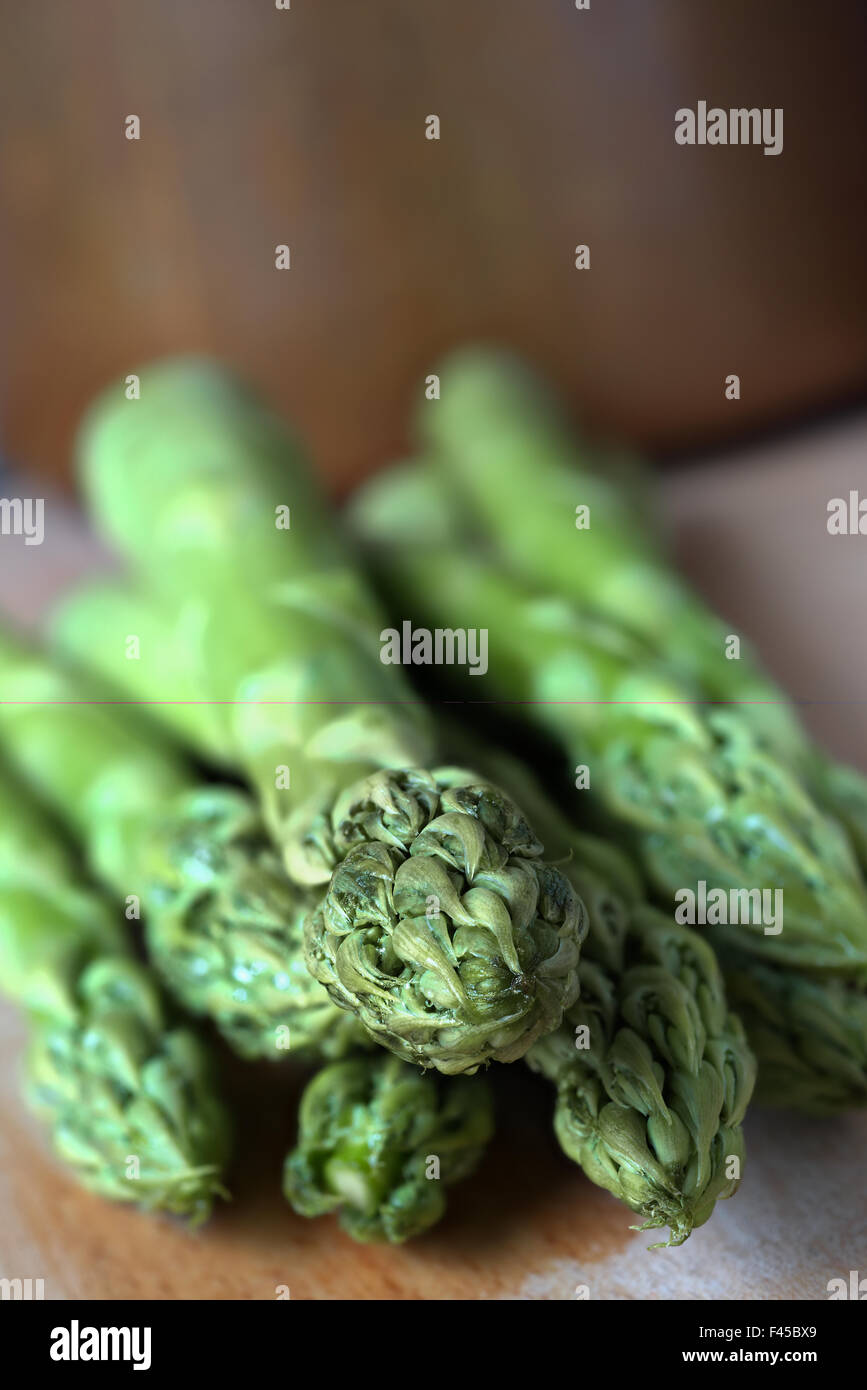 Gli asparagi verdi sul pannello di legno Foto Stock