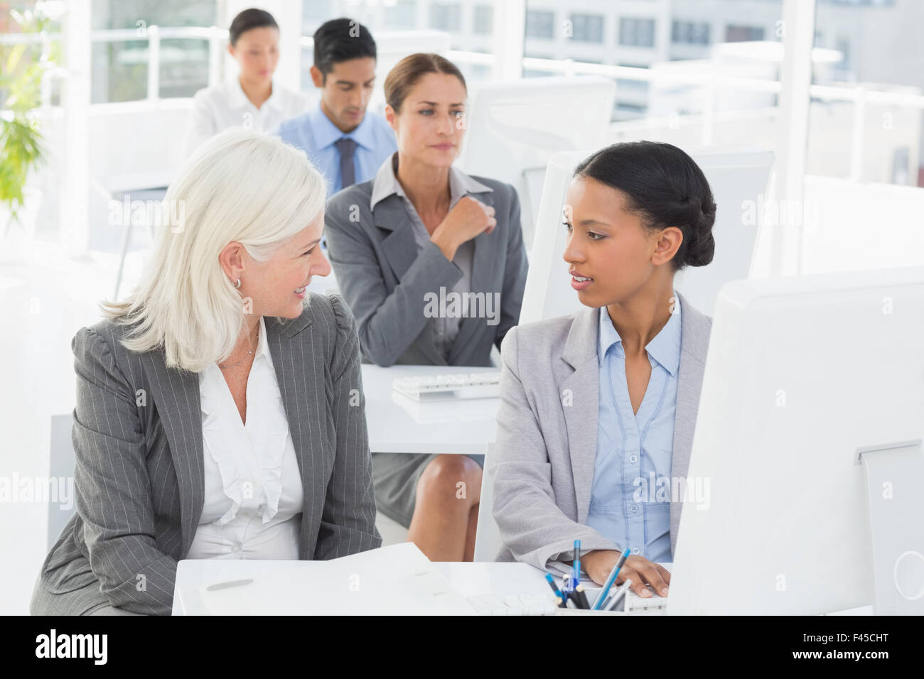Imprenditrice controllare i suoi colleghi funziona Foto Stock