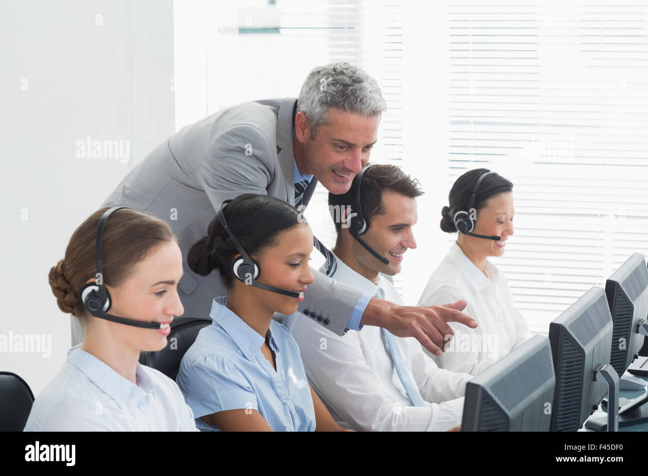 Manager il controllo dei suoi colleghi lavora Foto Stock